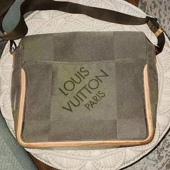 Louis Vuitton Damier Messenger Bag Unisex - Picture 6 of 8